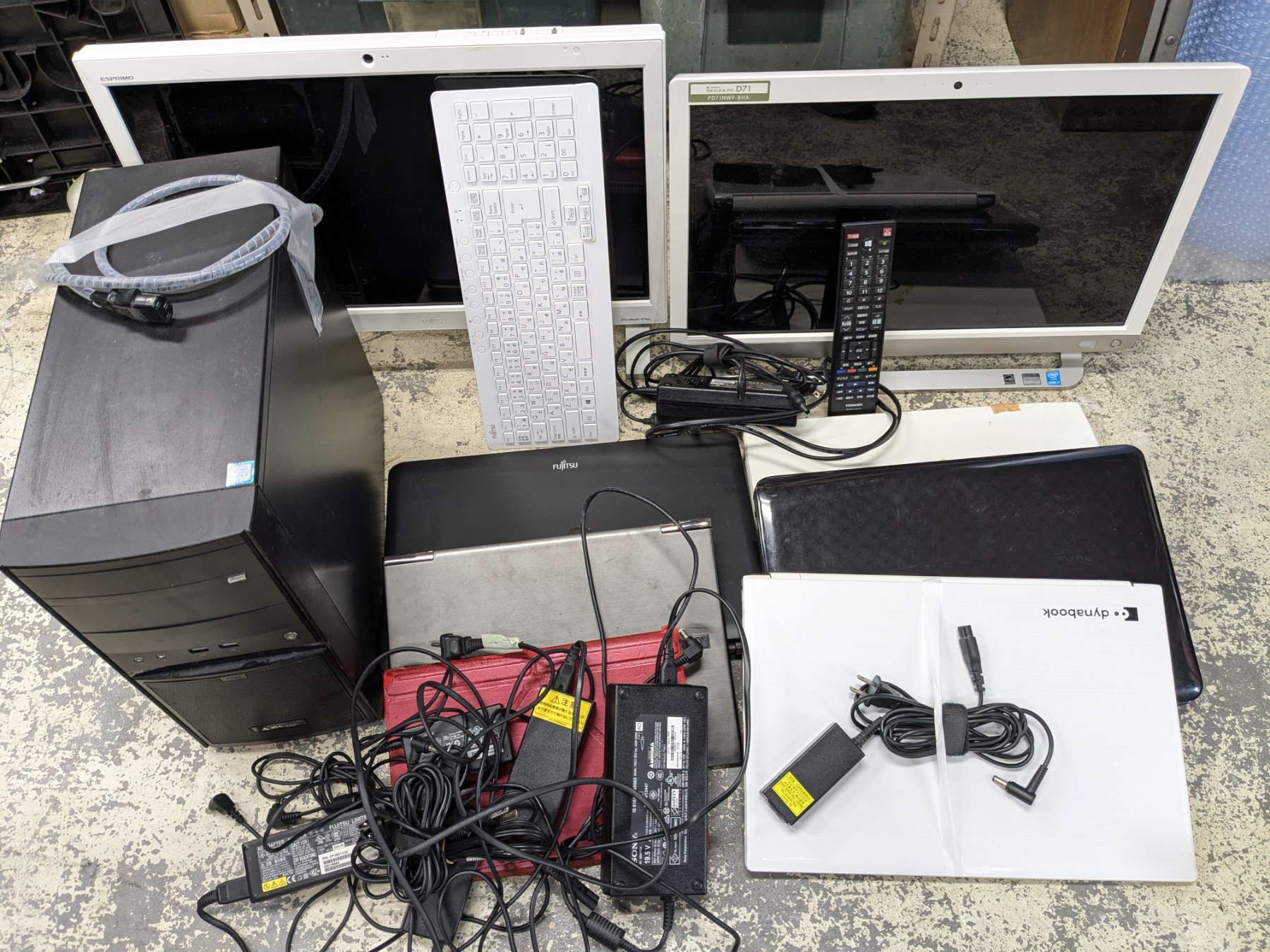 福岡市R社で実際に回収したPC等の様子